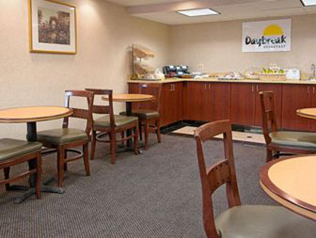 Days Inn By Wyndham Arlington Pentagon Restaurant photo